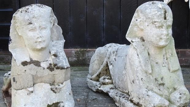  Familia de R.U. descubre que sus estatuas “de jardín” eran esfinges del antiguo Egipto