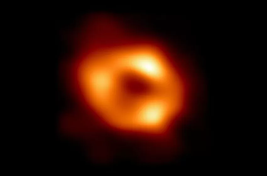  Revelan la primera foto de Sagitario A*, el agujero negro del centro de la Vía Láctea