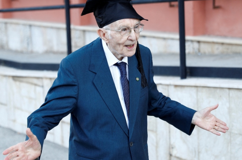 Abuelo termina su maestría en Filosofía a los 98 años en Italia