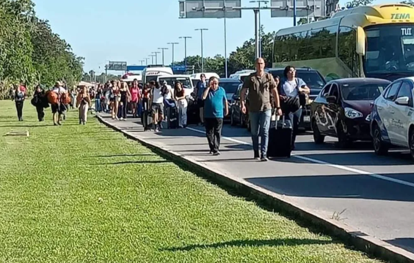  Caos vial por obras viales retrasa la salida de al menos 40 vuelos en Cancún