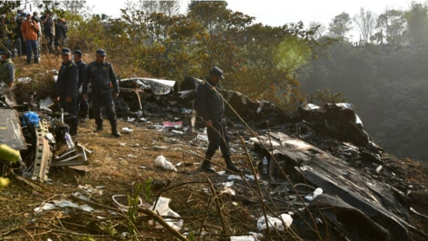  Pasajero graba momento en que se estrella avión en Nepal