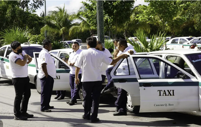  Choferes de Uber y Didi acusan extorsión de taxistas en Cancún