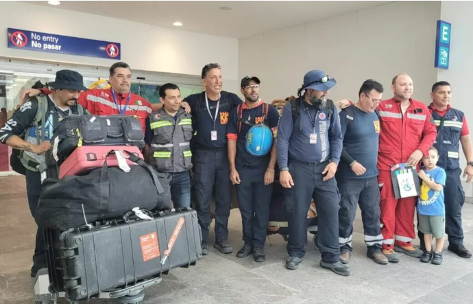  Rescatistas regresan a Cancún tras ofrecer ayuda por sismo en Turquía; salvaron dos vidas