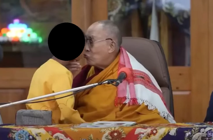  Dalai Lama besa a niño en la boca y le pide “chuparle” su lengua