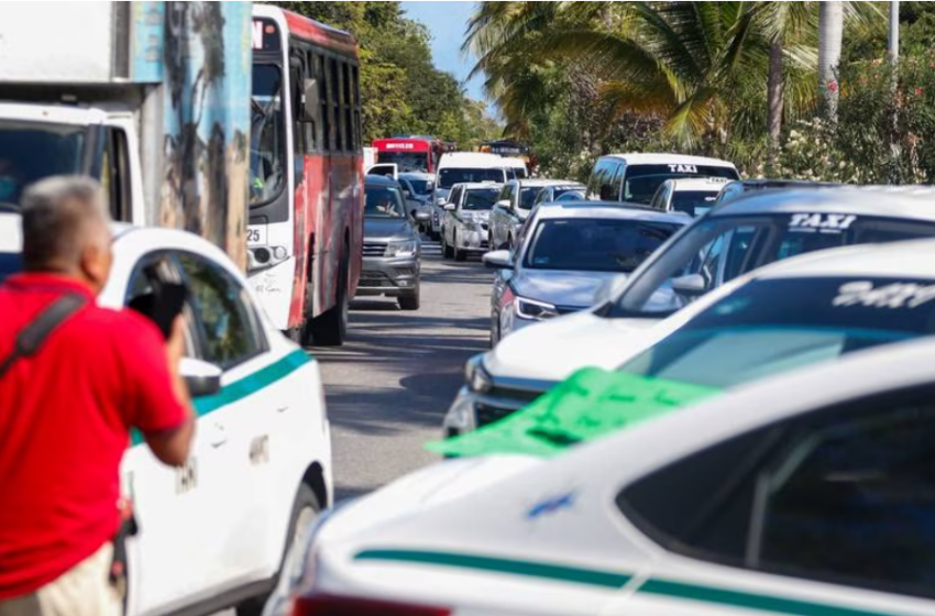  Taxista arroja ácido contra una unidad de Uber en Cancún