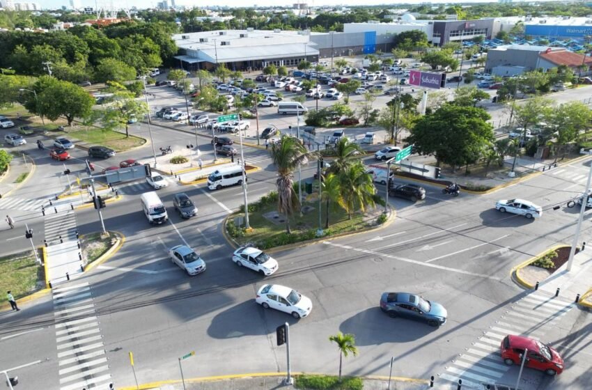  Cancún: Modernizan semáforos y cruces peatonales para mejorar seguridad