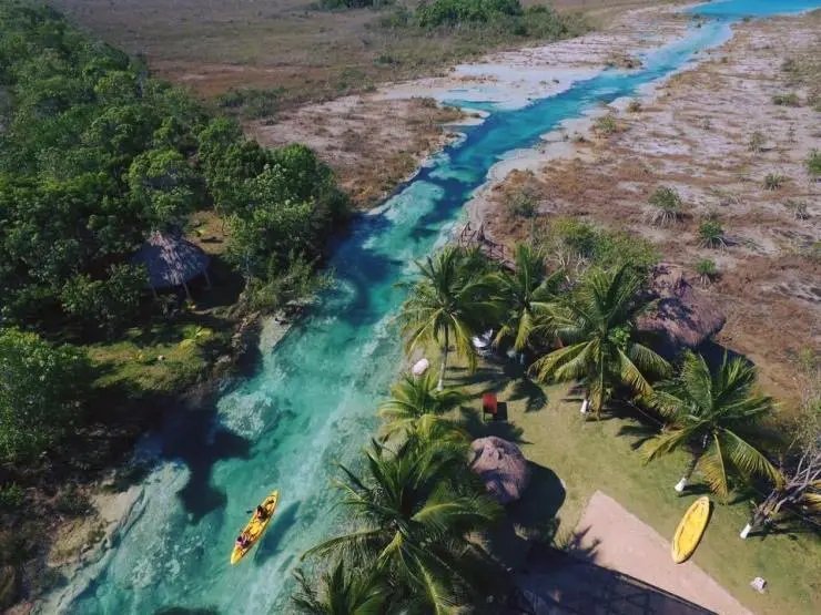 Los Rápidos de Bacalar son un lugar hermoso y único que vale la pena visitar. Si estás buscando una aventura en la laguna turquesa, ¡no te pierdas este destino!