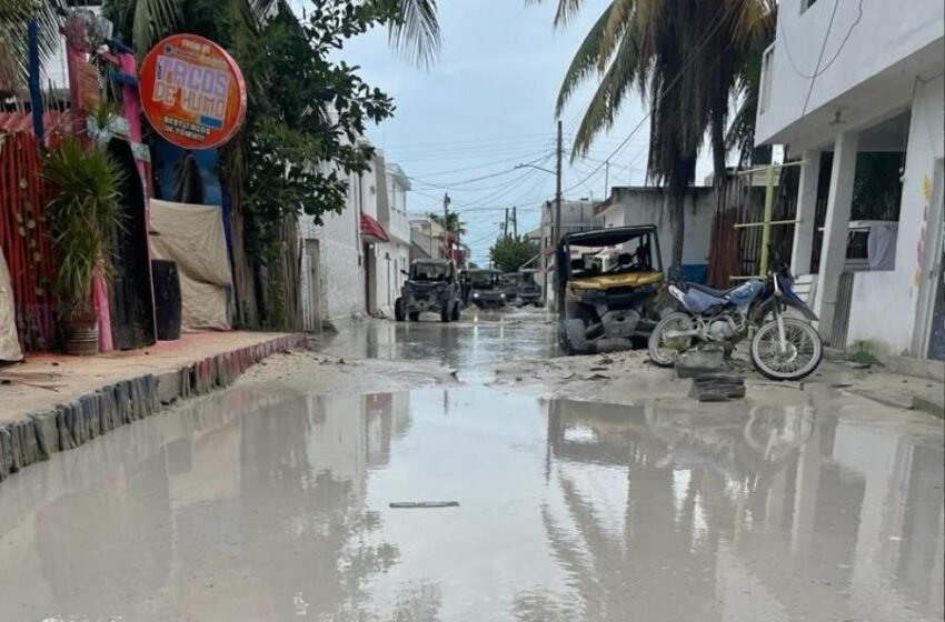  Holbox; Habitantes piden a CAPA ayuda para desaguar calles inundadas por lluvias