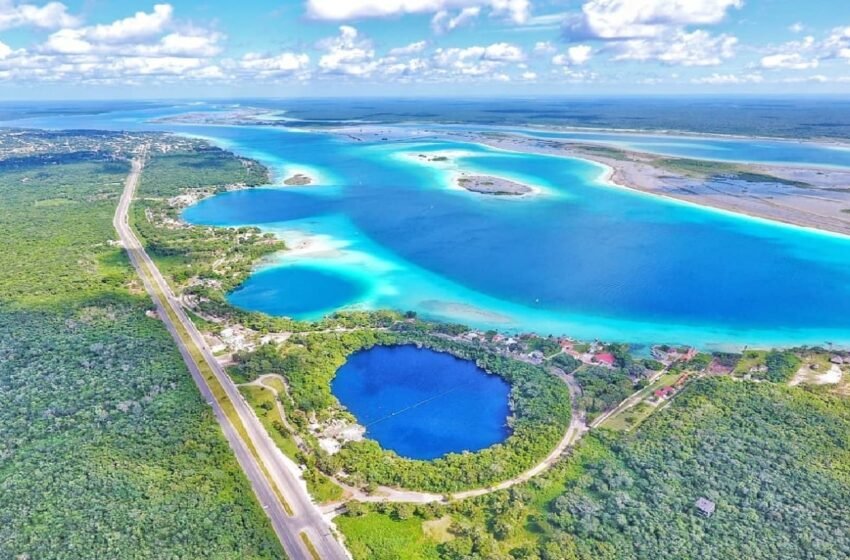 Sabemos que la Laguna de Bacalar es una de las más bonitas de México, ¿pero sabías que adentro esconde tres cenotes increíbles?