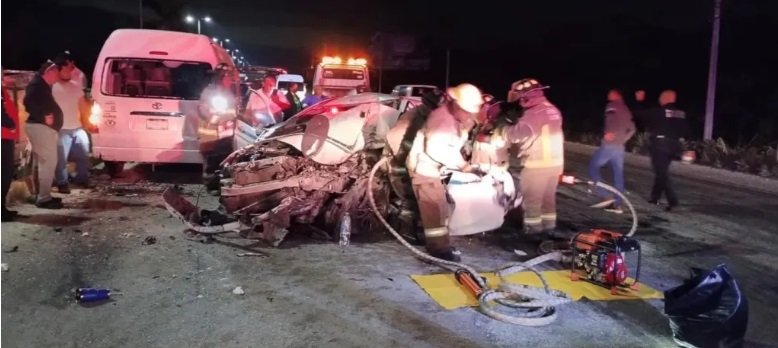 Imagen del accidente en la vía Puerto Morelos-Cancún