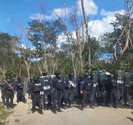 El operativo generó enfrentamientos entre los vecinos y los elementos policiacos