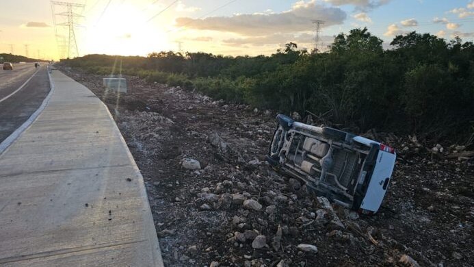  Dos volcaduras en la recién inaugurada avenida Chac Mool de Cancún generan preocupación