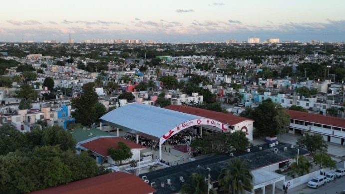 – La gobernadora Mara Lezama Espinosa entregó un domo y la rehabilitación de espacios educativos en la secundaria técnica No. 31 “Constitución de 1917” en Cancún,