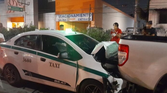  Muere joven taxista en Cancún tras sufrir un infarto al volante