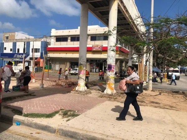 Este martes 5 de marzo dio inicio la construcción de un nuevo paso peatonal en la avenida Tulum, a la altura de la terminal de autobuses ADO