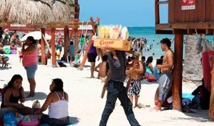 Las autoridades de Cancún toleran la venta ambulante en las playas, a pesar de ser una actividad ilegal.