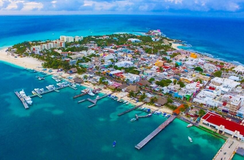 La Isla Mujeres es una isla mexicana en el mar Caribe, a 13 km de la costa de Cancún.