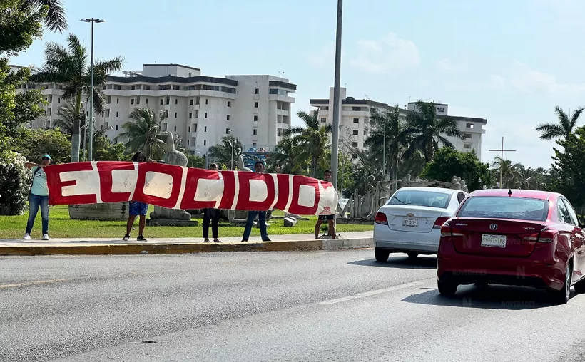  Ambientalistas Bloquean Vía en la Zona Hotelera de Cancún