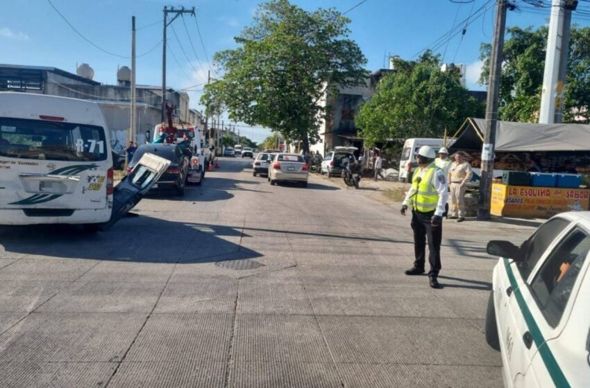 Choque en Cancún: 8 Pasajeros Lesionados en Colisión de Combi. FOTO: Pedro Canché