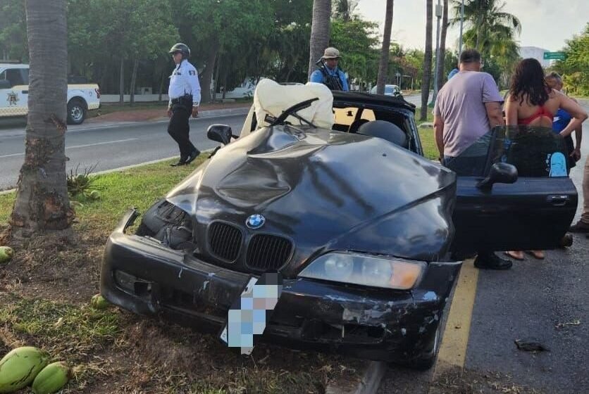  Aparatoso Accidente en la Zona Hotelera de Cancún: Conductora Pierde el Control y se Impacta contra el Camellón