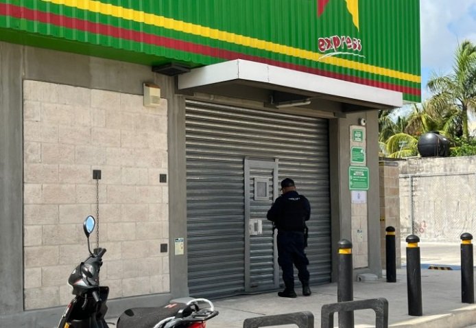  Violento Asalto en Supermercado de Cancún: Hombres Armados Roban Bodega Aurrera Exprés en la Región 211