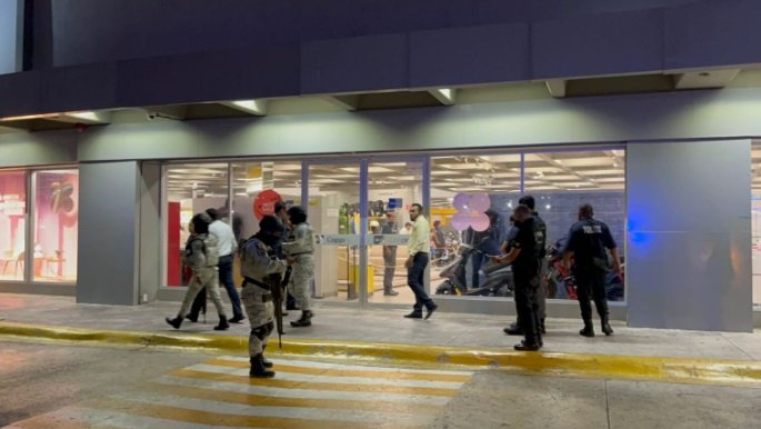  Atacan a balazos a dos hombres afuera de Cancún Mall