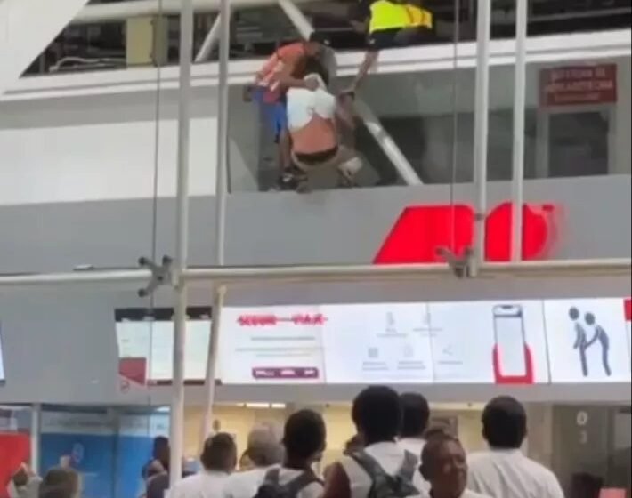 Hombre se Lanza desde una Terminal de Autobuses en Cancún