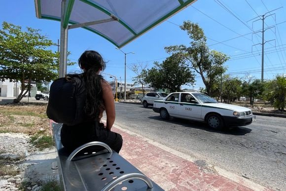 La instalación de estos nuevos paraderos representa un paso importante en la modernización del transporte público en Cancún