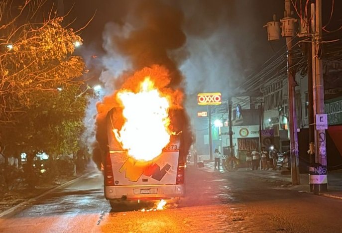 Un incendio dejó completamente calcinado un autobús en la concurrida avenida Kabah de Cancún, causando caos en la intersección con la avenida Cobá durante la madrugada.