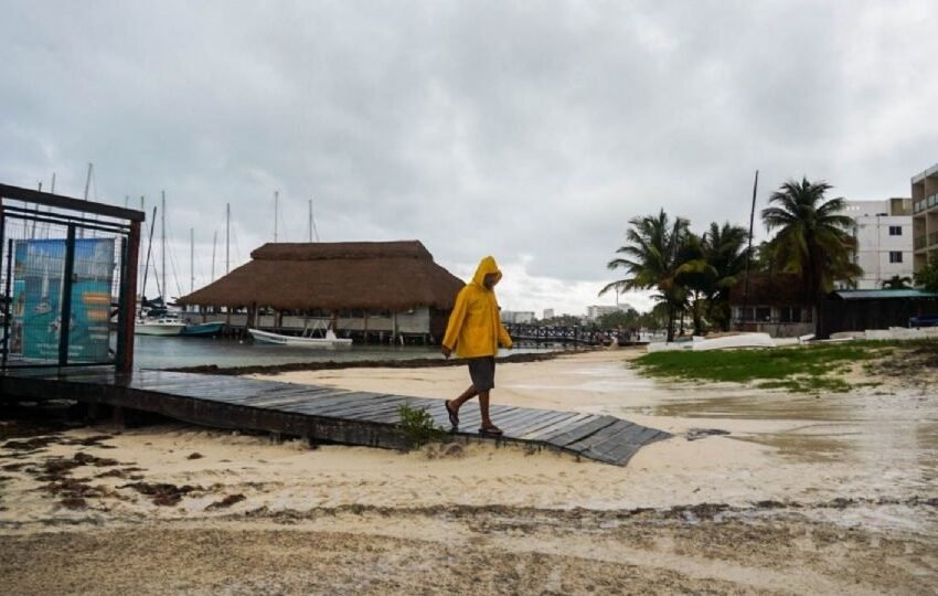 Gobernadora Mara Lezama y Fuerzas Armadas Atienden Emergencia por Lluvias en Cancún