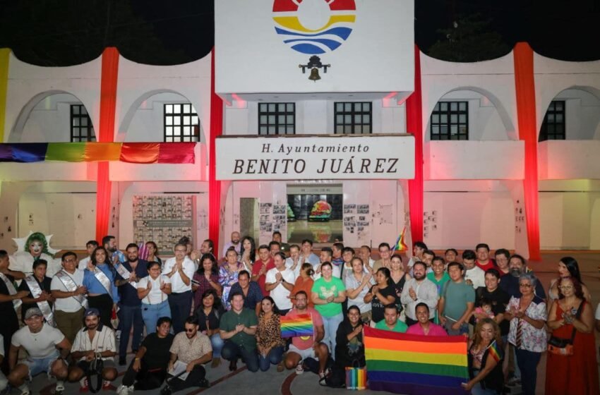 Palacio Municipal de Cancún se ilumina con los colores del Orgullo en el mes de junio