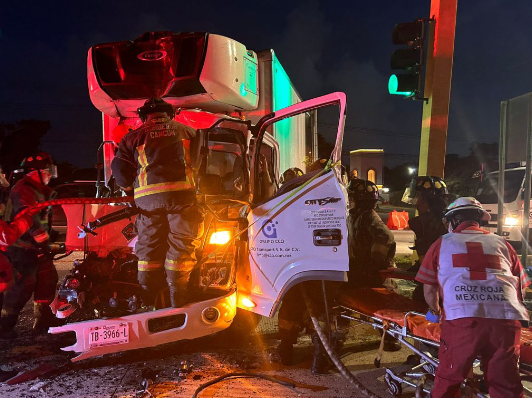 Un grave accidente ocurrió esta mañana en el bulevar Luis Donaldo Colosio de Cancún, dejando un saldo de 14 personas lesionadas.