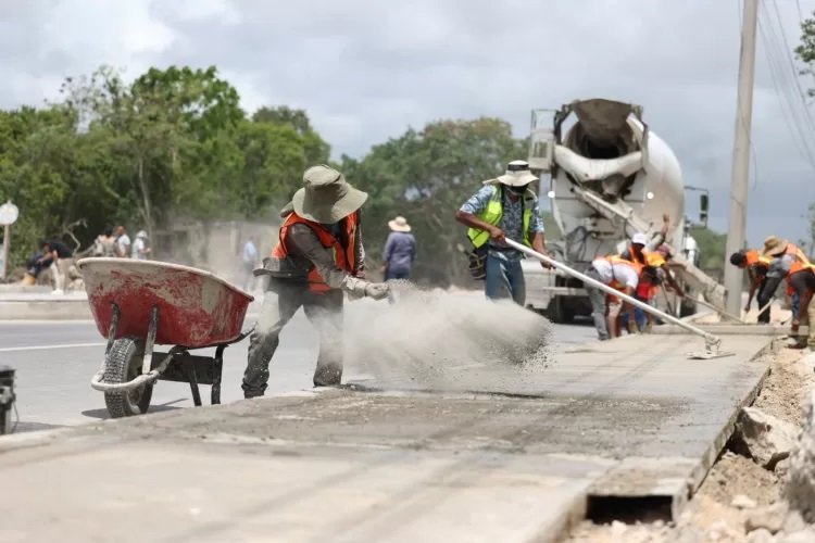  Avanzan Obras de Pavimentación en Rancho Viejo de Isla Mujeres