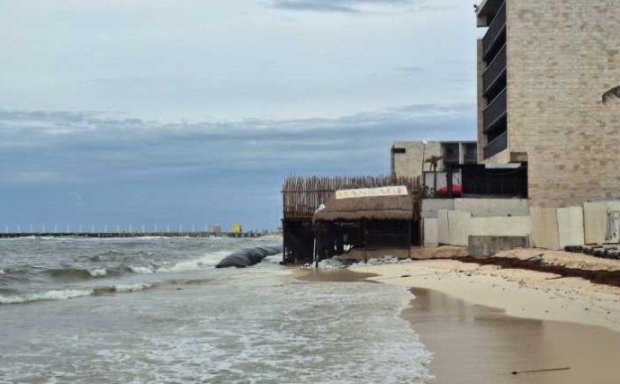  Marea Alta Causa Erosión Inusual en Playa del Carmen, Informa Secretaria de Medio Ambiente