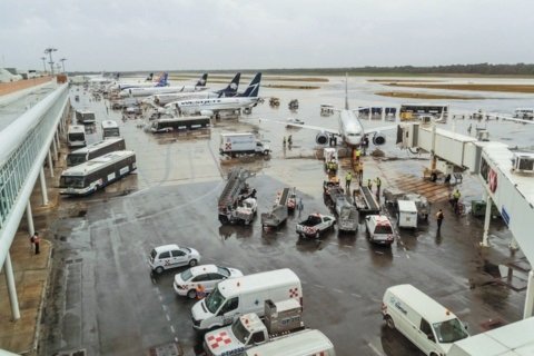 Las intensas lluvias que han azotado Cancún en los últimos días continúan provocando afectaciones en el aeropuerto de la ciudad.