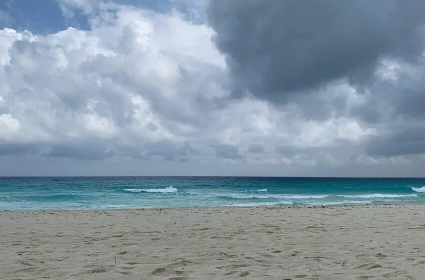  Afluencia de turistas en Cancún permanece alta a pesar del mal tiempo