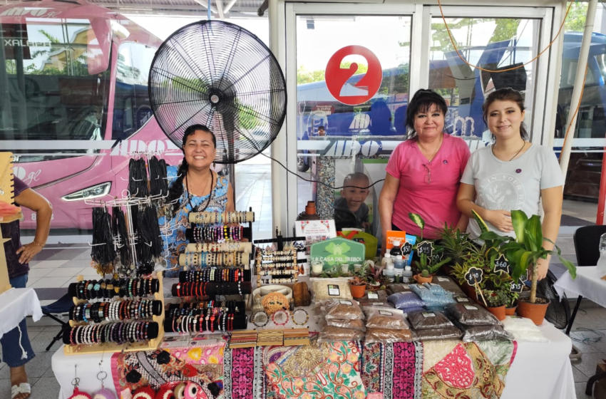 La inauguración de la feria tuvo lugar en la terminal de autobuses de la ciudad, con el objetivo de promover productos artesanales y apoyar el comercio local.