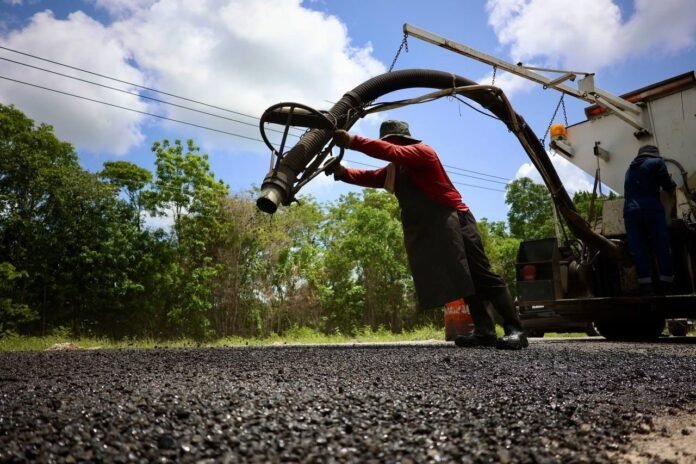 El avance en el mantenimiento de la carretera Cancún-Mérida es un paso positivo hacia la mejora de una de las rutas más importantes del estado.