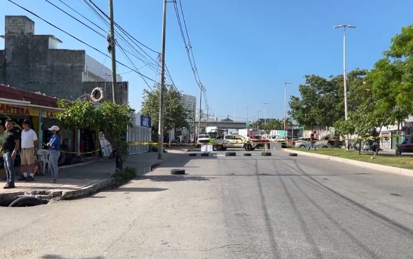 Vecinos de Cancún Bloquean Av. Bonampak en Protesta por Apagones: Exigen Solución Inmediata a la CFE.