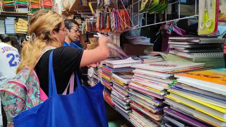 Con el regreso a clases a la vista, estos gastos pueden ser una preocupación significativa para los padre.