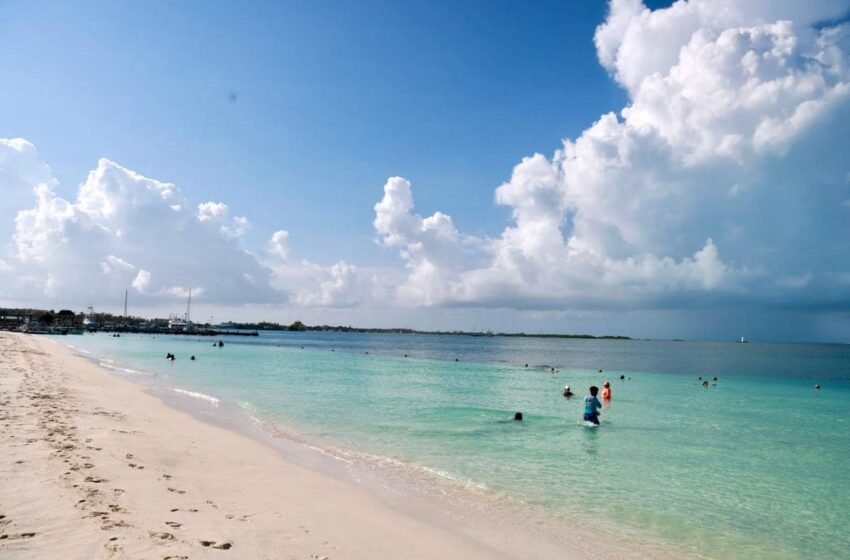 Las playas de Isla Mujeres siguen destacando por su excelencia y compromiso con la conservación del medio ambiente al renovar por tercer año consecutivo su distintivo Blue Flag.