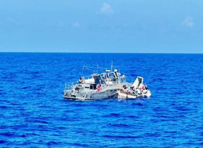 La Secretaría de Marina, a través de la Armada de México, llevó a cabo el rescate de 31 personas de nacionalidad extranjera en aguas territoriales de Quintana Roo.