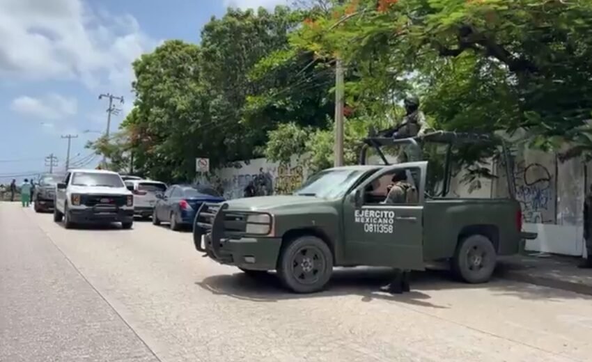 Una intensa persecución en Cancún resultó en un enfrentamiento a balazos que dejó a un oficial de policía herido y a dos presuntos delincuentes detenidos.