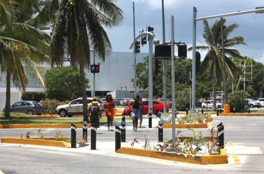 La ciudad de Cancún se prepara para enfrentar los efectos de la tormenta tropical “Helene”, lo que llevará al cierre de al menos 15 zonas viales en el municipio.