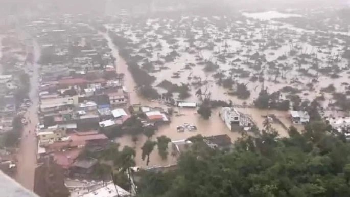 Las fuertes lluvias causadas por el huracán John han provocado inundaciones severas en varias colonias, dejando a cientos de familias atrapadas en sus hogares.