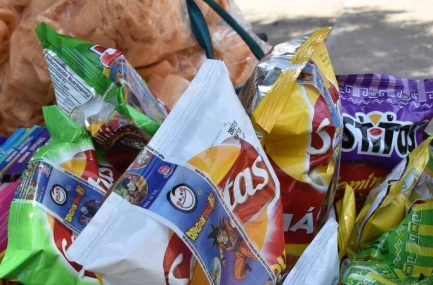 La Secretaría de Educación Pública (SEP) de México implementará nuevas medidas para prohibir la venta de comida chatarra en las escuelas del país.