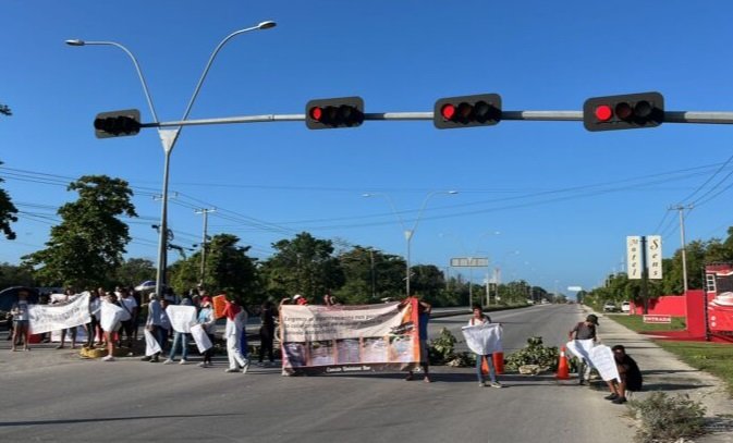 Los vecinos exigen que las autoridades comiencen de inmediato los trabajos de pavimentación y que se mejore la infraestructura básica de sus colonias.