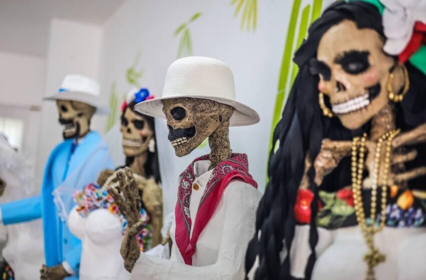  Preparativos Finales para el Hanal Pixán 2024: Artesanos Cancunenses Embellecen las Catrinas para el Día de Muertos