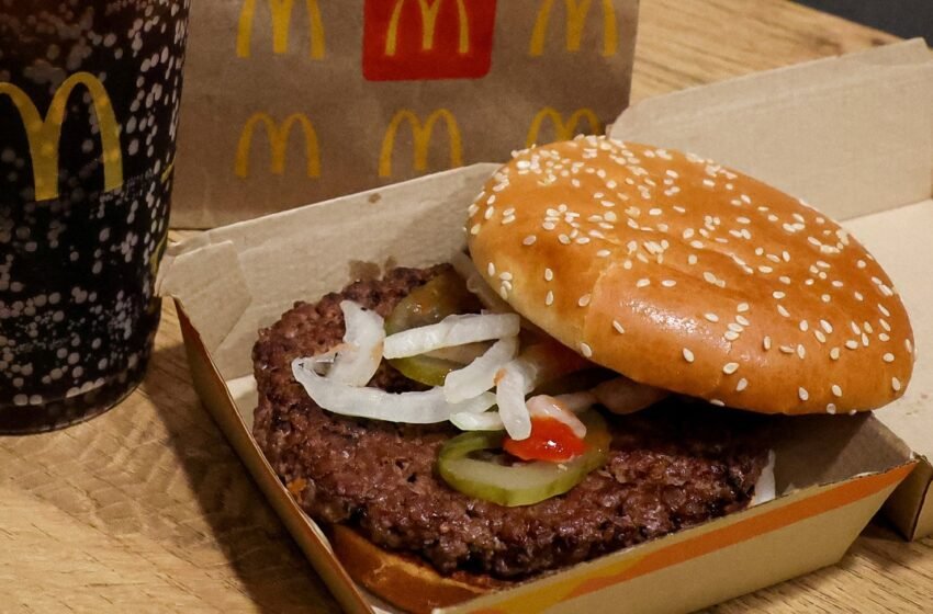  Brote de E. coli Provoca Retiro de Cebollas en Cadenas de Comida Rápida: McDonald’s en el Ojo del Huracán