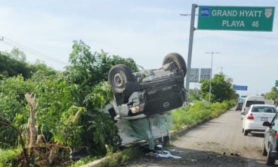 Un grave accidente vehicular tuvo lugar en las inmediaciones del Aeropuerto Internacional de Cancún, generando un caos en el tráfico de la región.